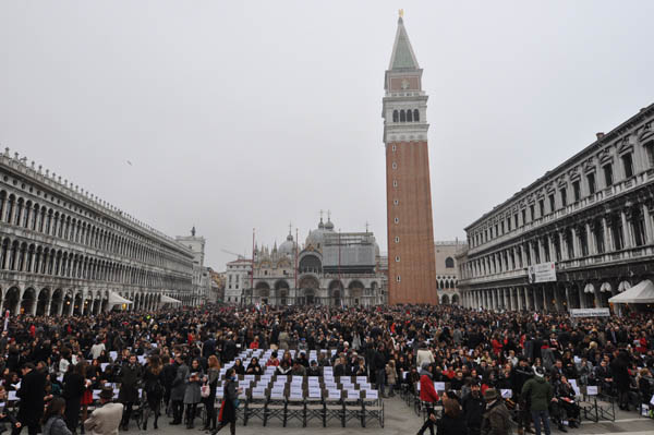 Lauree in Piazza San Marco. Tocchi al Cielo per più di mille dottori di Cà Foscari