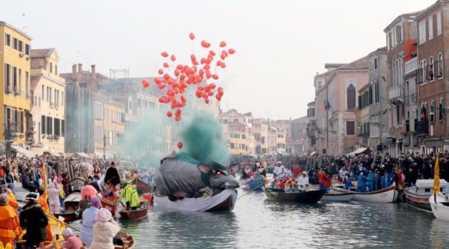 festa veneziana sull'acqua