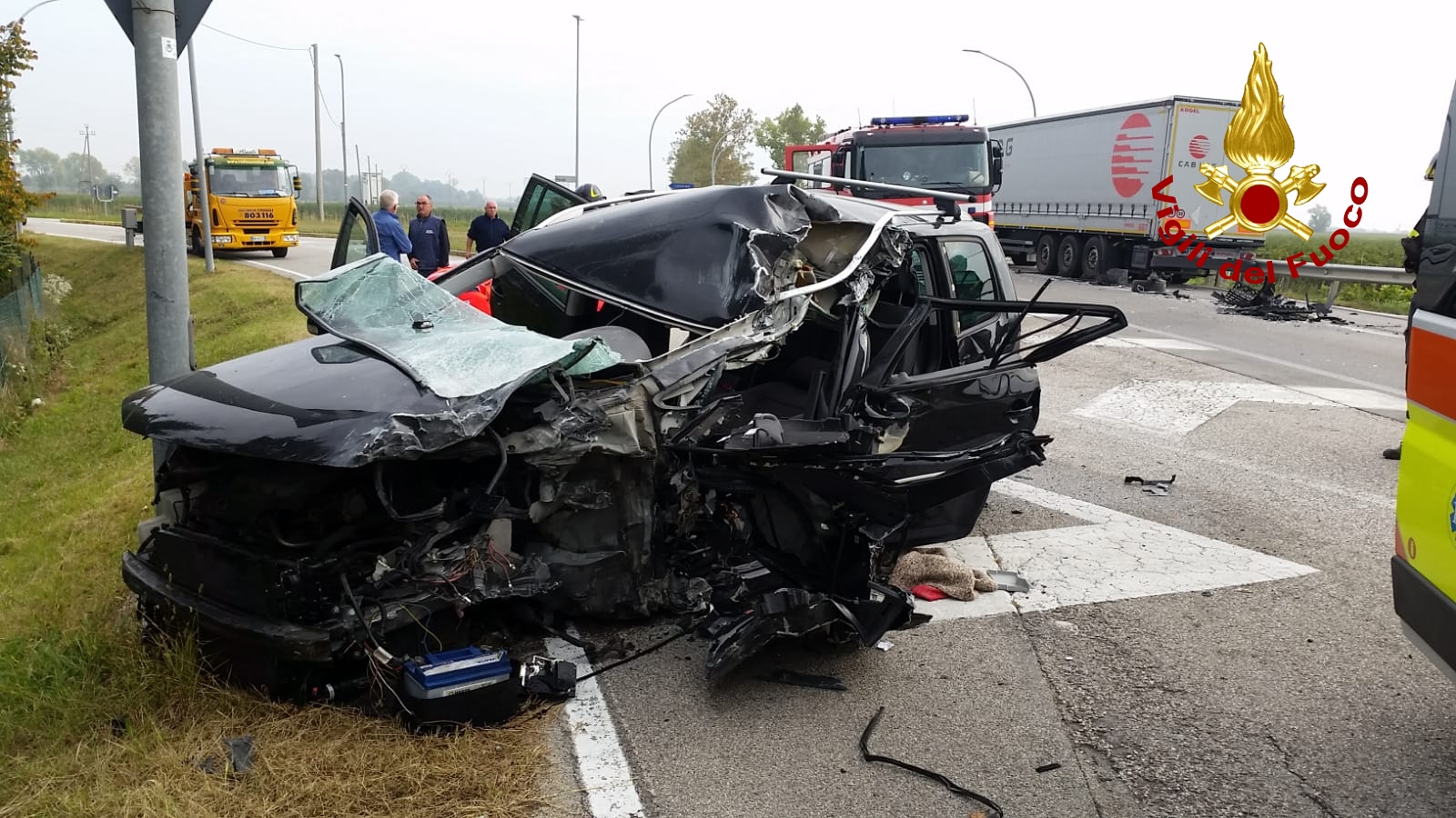 Tre donne ferite in seguito ad un violento scontro frontale tra un'automobile ed un camion; miracolosamente non ci sono state vittime.