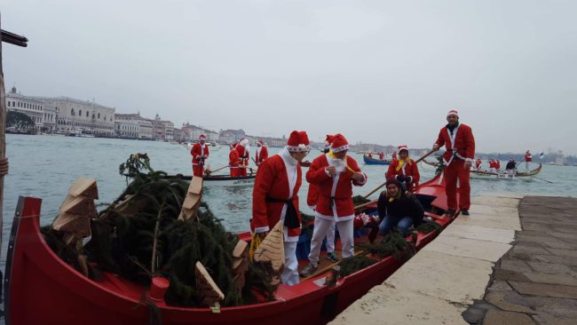 Abeti di Asiago protagonisti del corteo dei Babbi Natale