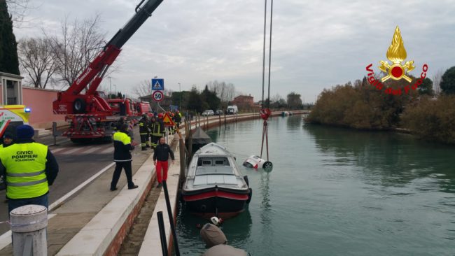 Auto finisce nel canale a Cavallino Treporti: