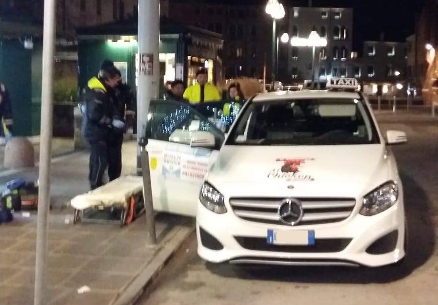 Donna partorisce in un taxi a Piazzale Roma