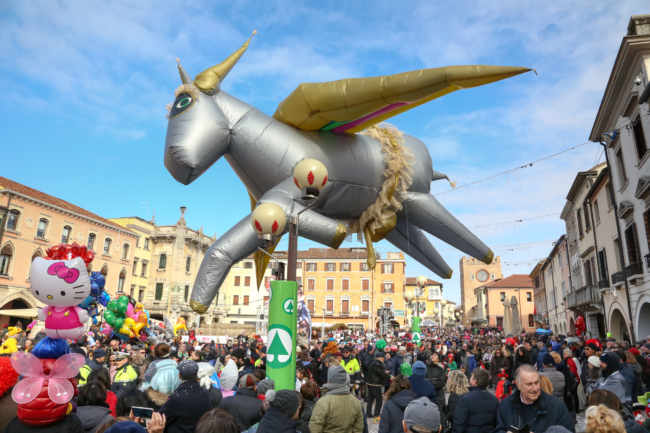 Ultima domenica di Carnevale il Volo dell'Asino in Piazza Ferretto