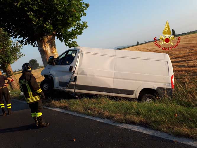 Furgone contro un platano morto 23enne di Cavarzere