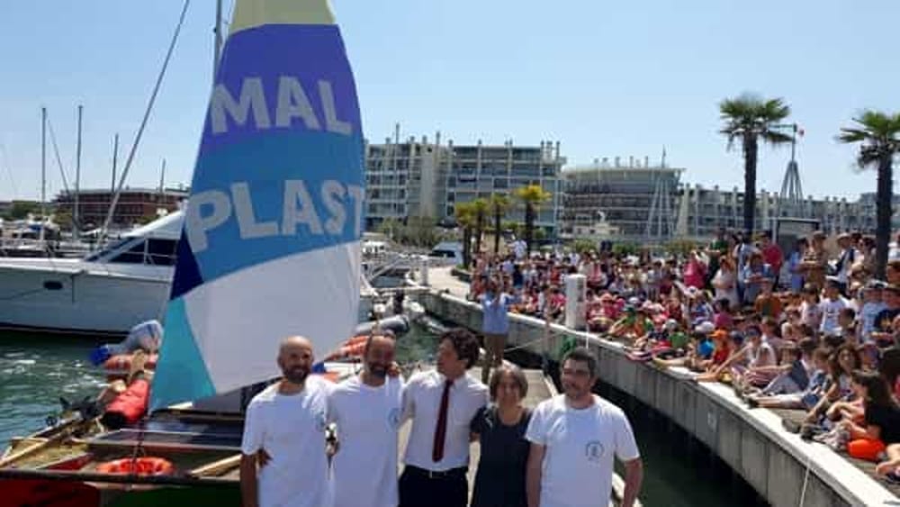 La barca “Mal di Plastica” sta navigando alla volta di Venezia