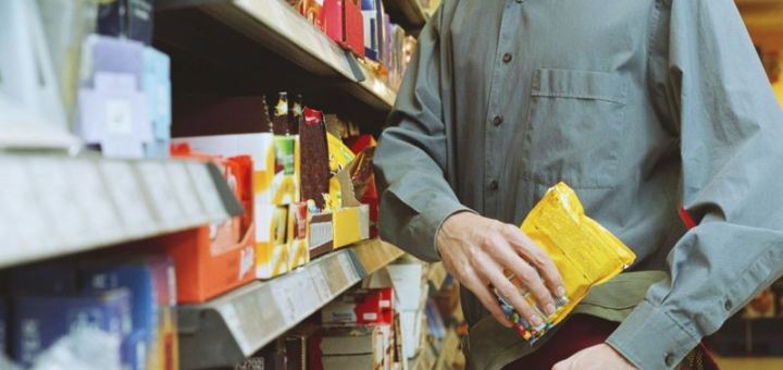 Ruba generi alimentari e aggredisce la vigilanza