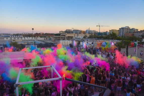 Successo Holi a Sottomarina: primo sold out di stagione