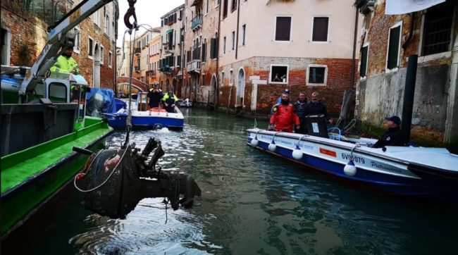 Domenica i gondolieri sub puliscono le acque a Venezia