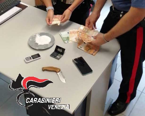 Abbandonò in strada le valigie con la cocaina: pusher arrestato