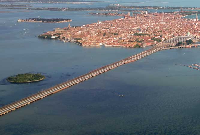 Cade con lo scooter sul Ponte della Libertà