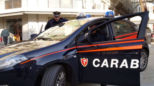 Derubano anziano con la tecnica dell'abbraccio: presa coppia di ladri