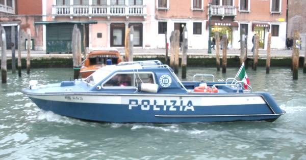 Controlli di polizia a Venezia: beccate due borseggiatrici