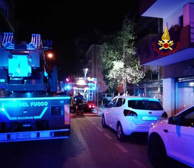 Appartamento a fuoco a Mestre evacuato l'intero palazzo