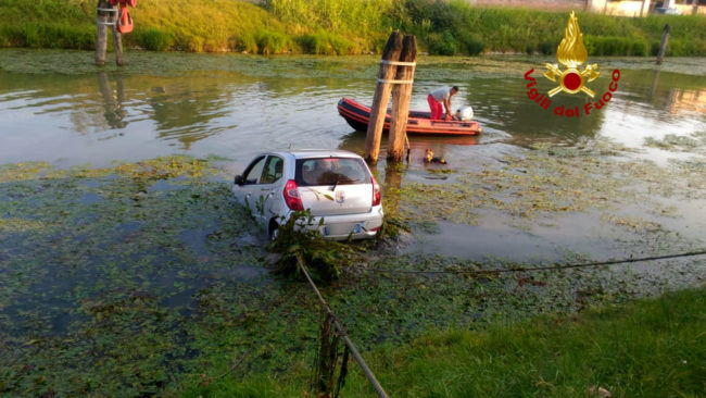 Auto finisce nel Brenta a Mira: morto un anziano