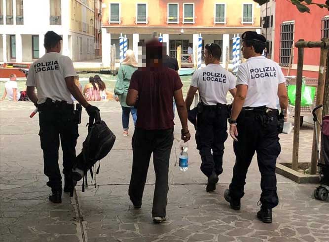 Ha 6 ordini di allontanamento da Venezia, ma è ancora in città: denunciato