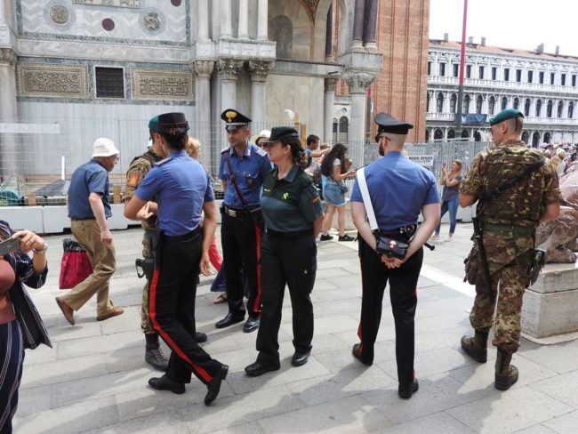 Ricercato si nasconde tra la folla in Piazza San Marco: arrestato - Televenezia