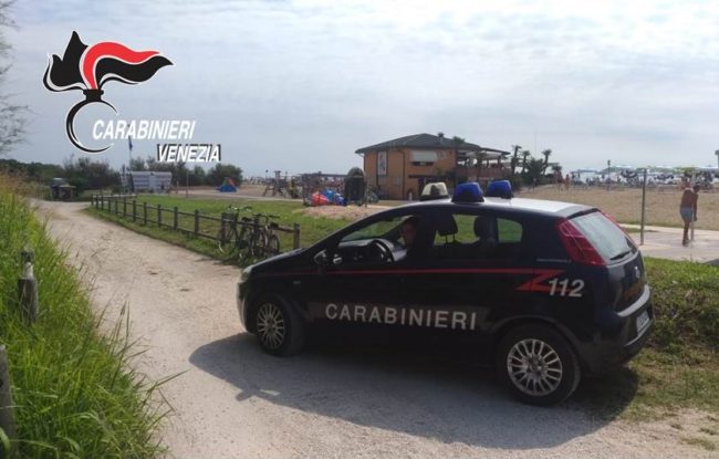 Eraclea: coppia di turisti derubata in spiaggia, ladro arrestato