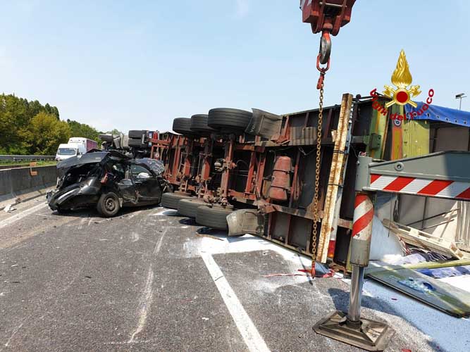 Schianto tra camion e due auto: zona industriale di Padova in tilt