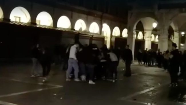 Aggressione a Rialto: provvedimenti per cinque giovani delle baby gang - Televenezia