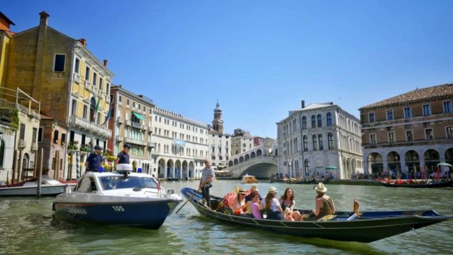 Fanno il bagno nudi vicino a piazza San Marco: multati - Televenezia