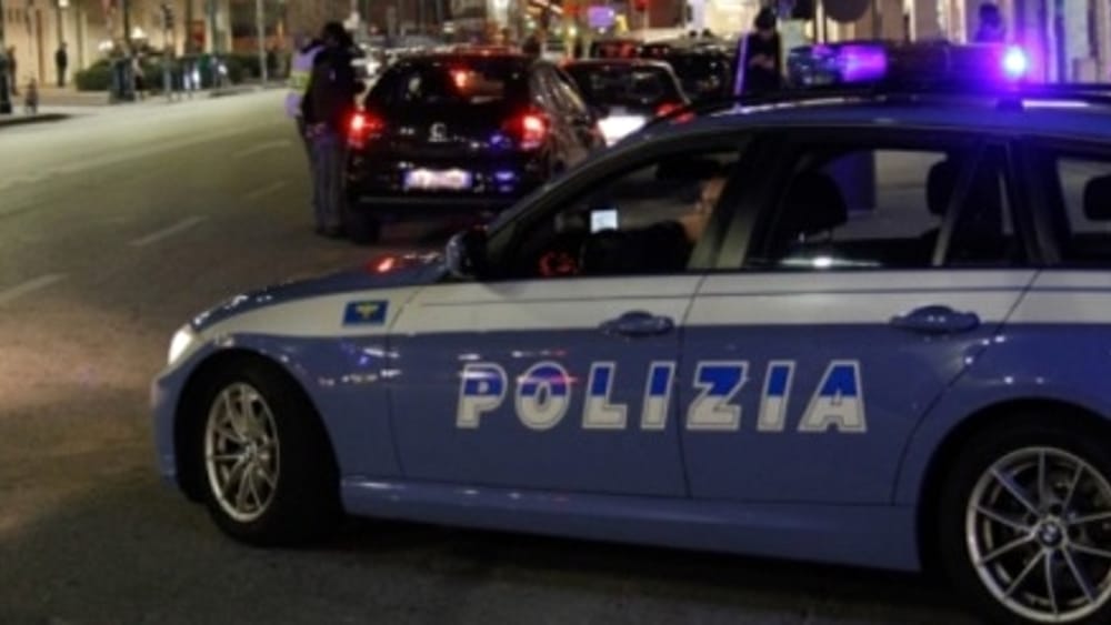 Rapina nella notte a Mestre: preso a pugni da tre uomini