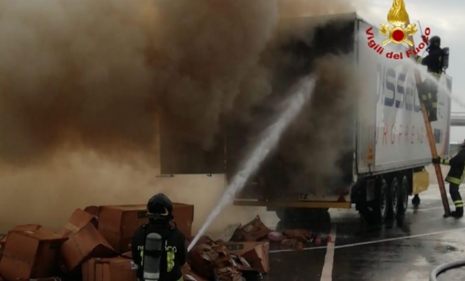 Fiamme a Fusina container pieno di vestiti a fuoco