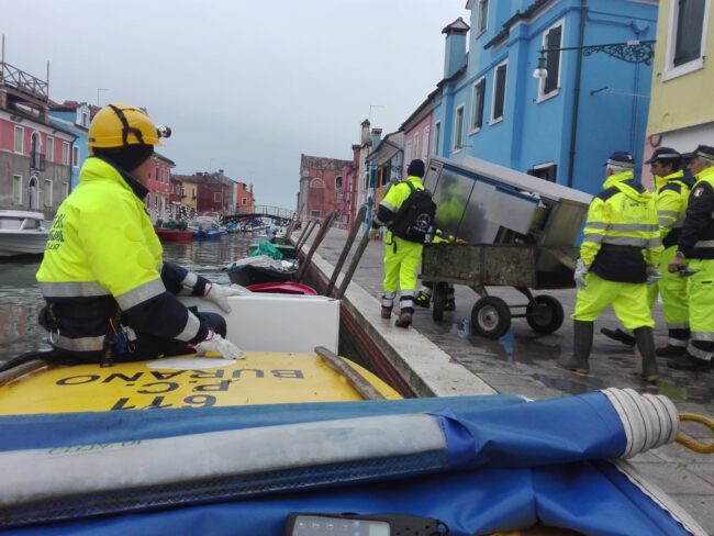 Acqua alta: numerosi volontari di Protezione civile a Burano