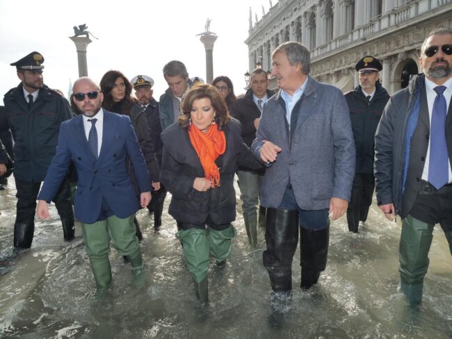 Acqua alta straordinaria: Casellati e Lamorgese a San Marco