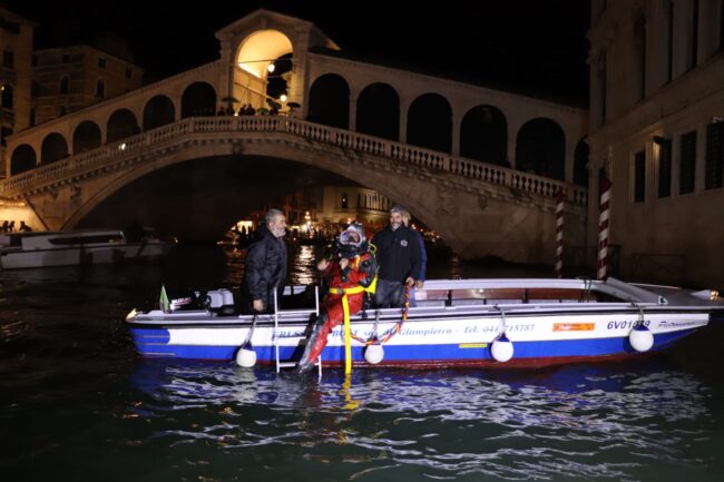 Gondolieri sub in Canal Grande fino a mezzanotte