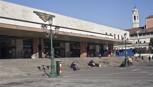 Ladra scoperta a rubare in stazione a Venezia