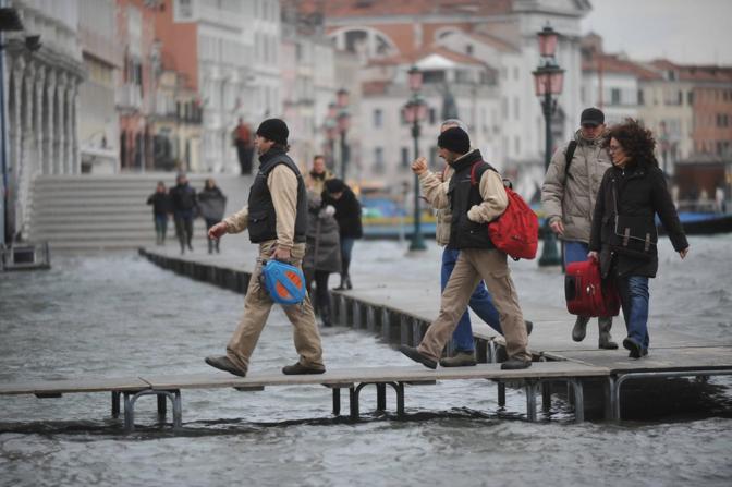 Acqua Alta eccezionale: perso il 30% delle passerelle - Televenezia