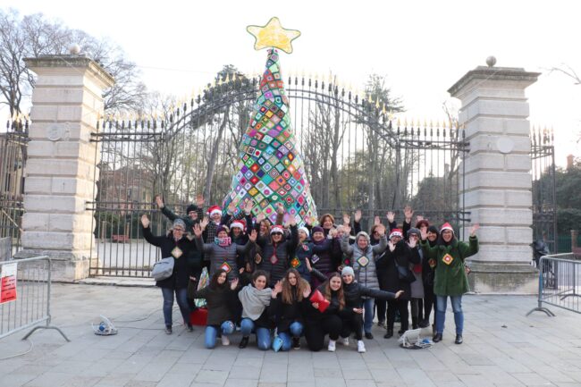 Albero di Natale tutto all’uncinetto colora via Garibaldi