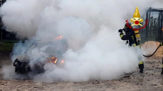 Concordia Sagittaria: auto divorata dalle fiamme