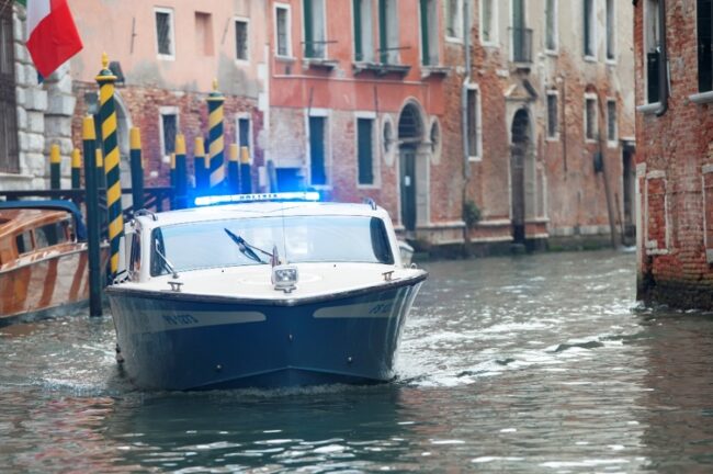 Coop, tenta di rubare amari e caffè: poliziotto fuori servizio lo ferma