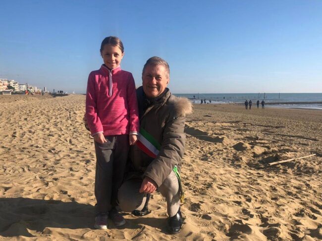 Jesolo, bambina in vacanza decide di pulire la spiaggia - Televenezia