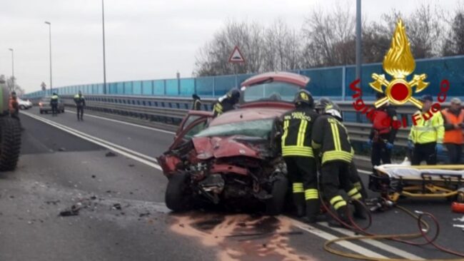 Treviso: schianto tra auto e trattore, 19enne in gravi condizioni