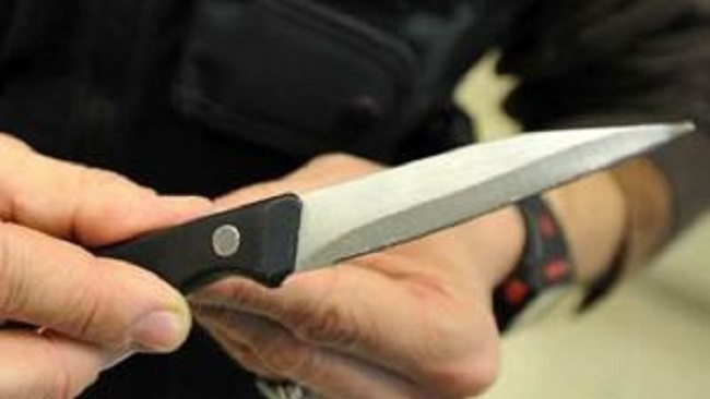 Ostello della Gioventù: cacciato dalla festa, torna armato di coltello