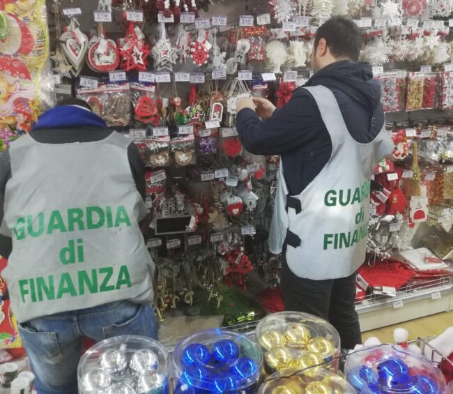 Addobbi di Natale irregolari: maxi sequestro a Venezia