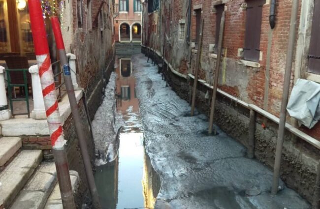 Arriva la bassa marea: le barche nei rii piccoli non passano