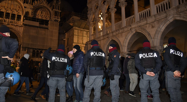 San Marco: dà di matto e aggredisce i passanti, denunciato