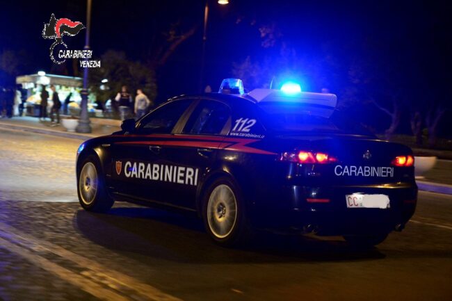 Spaccia marijuana nel parcheggio di via Torino