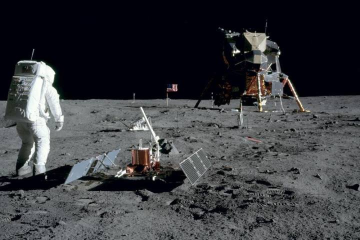 Nello spazio, incontri a pochi passi dalla Luna: ospiti e programma