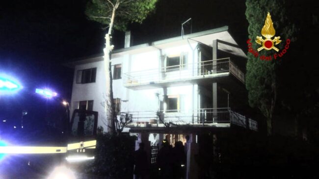 Olmo di Martellago: incendio in una casa, anziano salvato dai pompieri