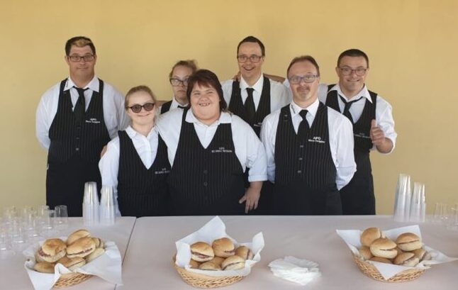 Sold-out, (tutto esaurito) alla cena dei sindaci camerieri per Venezia colpita dal maltempo. Partecipano 30 sindaci che serviranno ai tavoli