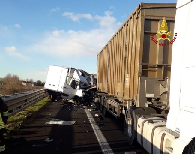 Autostrada A4: furgone contro un camion, un morto