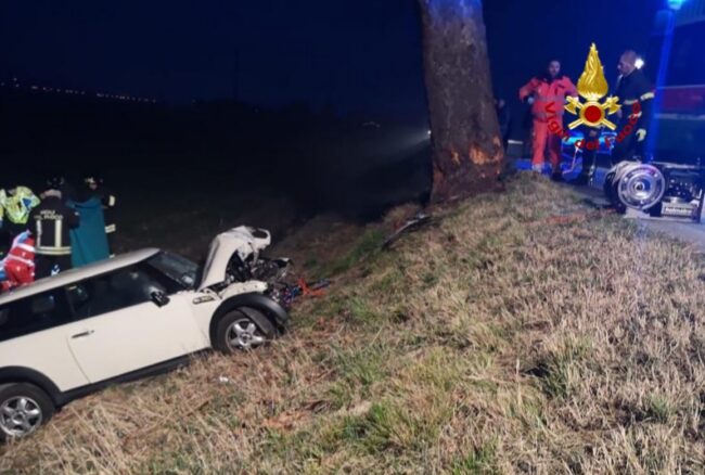 Auto contro un platano a Chioggia: muore una 38enne