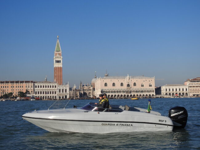 Imbarcazioni sequestrate a Venezia: trasportavano abusivamente i turisti - Televenezia