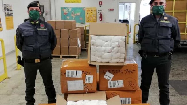 Mascherine irregolari: maxi sequestro. Erano vendute a 5 euro l'una