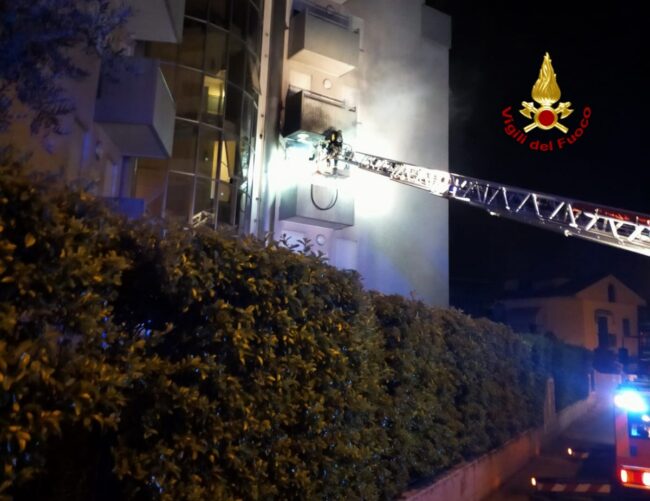 Jesolo, incendio in un appartamento: deceduto un uomo