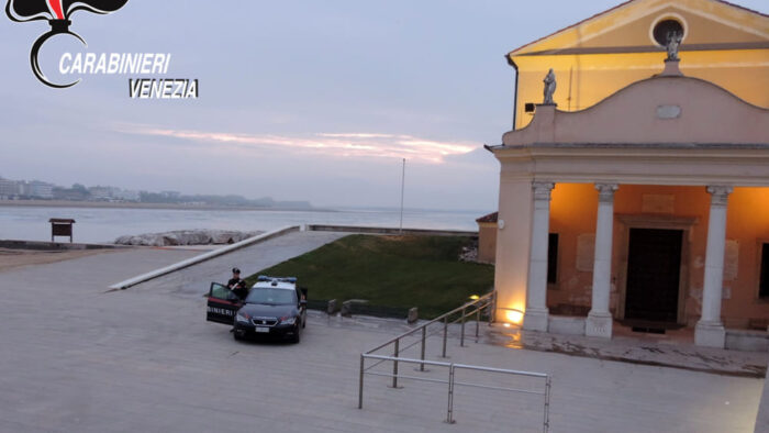 Caorle, ubriaco infastidisce i clienti del locale: arrestato - Televenezia